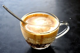 Báo Tây “mê mẩn” cà phê trứng VN 