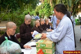 Vì sao nên hàng ngày cúng dường Tam Bảo? 