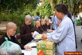 Vì sao nên hàng ngày cúng dường Tam Bảo? 