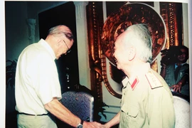 Chuyện hai trung tá Mỹ quỳ dưới ảnh Tướng Giáp