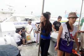 Sóng đánh vỡ kính tàu cánh ngầm, hành khách hoảng loạn