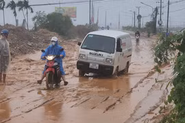 Thi công dang dở, tuyến đường huyết mạch đi Hội An ngập trong bùn đất