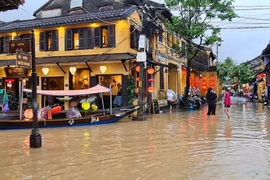 Hội An chiều cuối tuần: Phố lên đèn và nước lên đường