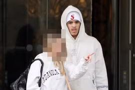 Greenwood và bạn gái được bắt gặp xuất hiện tại khách sạn Langham