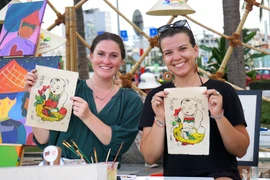 Khách Tây thích thú làm tranh Đông Hồ, thưởng thức đặc sản Việt Nam