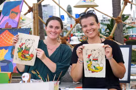 Khách Tây thích thú làm tranh Đông Hồ, thưởng thức đặc sản Việt Nam