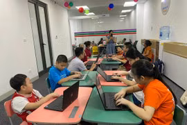 Nữ sinh khiếm thị mang ánh sáng đến những mảnh đời kém may mắn