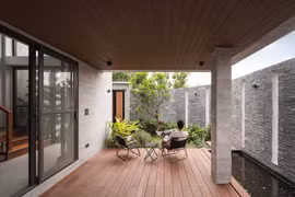 Nhà ống với ánh sáng và cây xanh tạo môi trường sống hài hòa