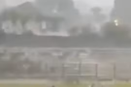 6 cầu thủ bị sét đánh khi đang thi đấu trên sân, 1 người tử vong