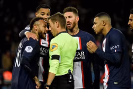 Nhiều bàn luận xung quanh thẻ vàng thứ hai của Neymar 