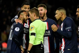 Nhiều bàn luận xung quanh thẻ vàng thứ hai của Neymar 