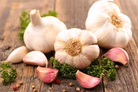 4 lợi ích bất ngờ khi ăn một tép tỏi sống mỗi ngày