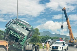 Hiện trường xe đầu kéo va chạm xe tải trên đường tránh Nam Hải Vân