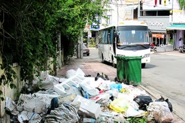 Từ 25/8, vứt tàn thuốc lá, tiểu tiện bừa bãi... bị phạt tiền