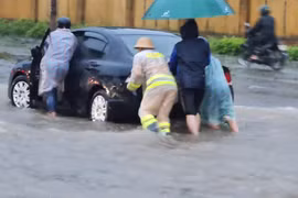 Đường phố Đà Nẵng biến thành sông, ô tô chết máy la liệt