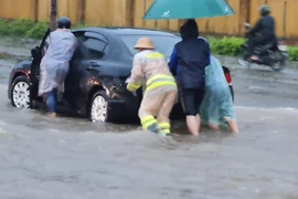 Đường phố Đà Nẵng biến thành sông, ô tô chết máy la liệt