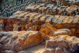 Đào cát ven sông, người dân phát hiện tảng đá liên quan Tần Thủy Hoàng