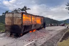 Hiện trường xe chở than cháy trơ khung trên đường Hồ Chí Minh