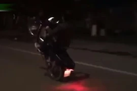 Quảng Ngãi: Bốc đầu xe, nẹt pô trước trụ sở công an và cái kết 