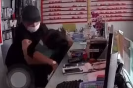 Nữ nhân viên chống trả quyết liệt với tên cướp cầm dao