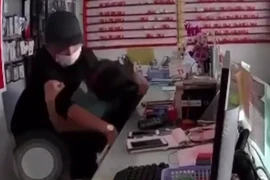 Nữ nhân viên chống trả quyết liệt với tên cướp cầm dao