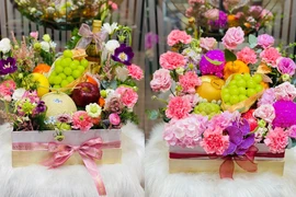 Hoa tươi "ghép đôi" với trái cây bán giá vài triệu đồng vẫn đắt khách