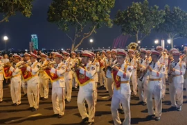 Đà Nẵng: Dòng người ken cứng xem biểu diễn nhạc kèn diễu hành trên phố