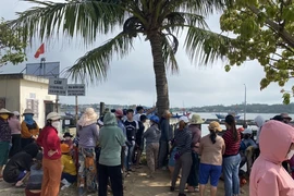 Chìm tàu cá ở Quảng Ngãi: Đỏ mắt chờ tin hai ngư dân mất tích