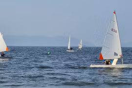 Toàn cảnh đội Thuyền buồm quốc gia luyện tập trên vịnh Đà Nẵng