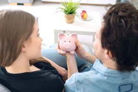 Vợ chồng góp tiền 50-50, sao chị em có vẻ phản đối ghê thế?