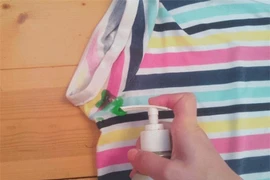 6 mẹo đơn giản để loại bỏ vết mồ hôi trên quần áo 