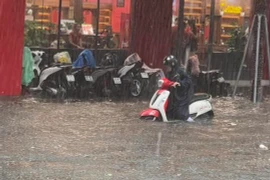 Đà Nẵng: Mưa trắng trời, nhiều đoạn đường ngập sâu, học sinh nghỉ học