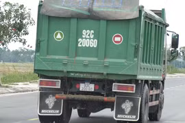 Xe chở cát cơi nới, chảy nước đầy đường, nguy cơ gây tai nạn cho người tham gia giao thông.