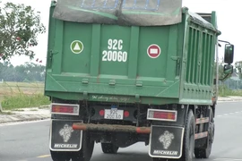 Xe chở cát cơi nới, chảy nước đầy đường, nguy cơ gây tai nạn cho người tham gia giao thông.