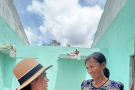 Trường Giang - Nhã Phương tặng quà bà con bị thiệt hại do bão Noru