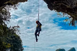 Đu dây mạo hiểm chinh phục "núi thủng" Lân Ty ở Lạng Sơn