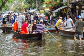 Hội An: Nước ngập tứ bề, khách du lịch đi thuyền trong phố cổ