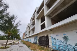 Hoang tàn dãy shophouse FLC Eo Gió Quy Nhơn