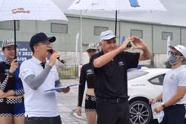 “Thót tim” với màn đi ô tô 2 bánh của Kỷ lục gia Guinness