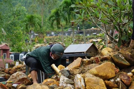 Nghĩa trang lớn nhất Đà Nẵng tan hoang sau đợt mưa lớn lịch sử