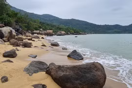 Check in bãi biển hoang sơ tuyệt đẹp dưới chân núi Sơn Trà