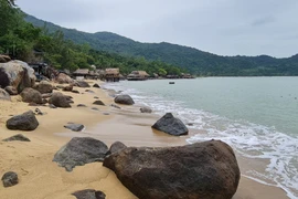 Check in bãi biển hoang sơ tuyệt đẹp dưới chân núi Sơn Trà