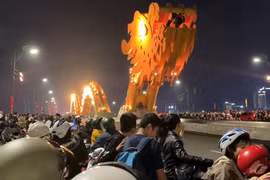 Đà Nẵng: Du khách chen chân xem Rồng phun lửa đón năm mới 