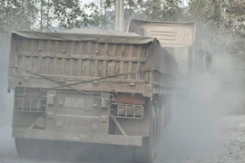 Cận cảnh Quốc lộ 14D đi cửa khẩu quốc tế nát như đường làng