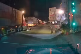 Xe máy bẹp dưới gầm container, bài học cho người vừa xi nhan đã rẽ