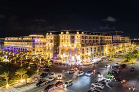 Công trường tấp nập ngày đêm xây tòa tháp 40 tầng Regal Residence Luxury