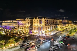 Công trường tấp nập ngày đêm xây tòa tháp 40 tầng Regal Residence Luxury