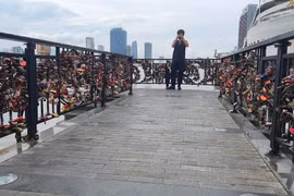 Những ổ khóa “huyền thoại” trên cây cầu đặc biệt nhất Đà thành