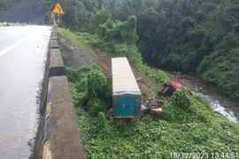 Xe đầu kéo đâm toạc hộ lan mềm trên tuyến La Sơn - Hòa Liên, lao xuống vực
