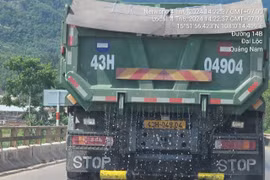 Quảng Nam: Xe chở cát ướt “vô tư” lưu thông trên quốc lộ 14B